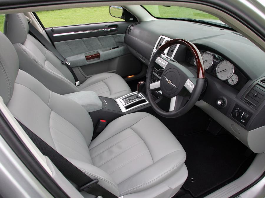  Chrysler 300C Touring 2006 года  (UK) (фото 25 из 30)